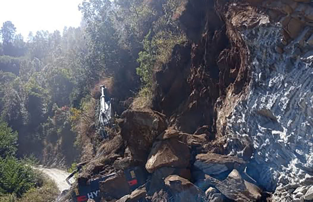 Excavator machine buried in landslide, driver manages to escape