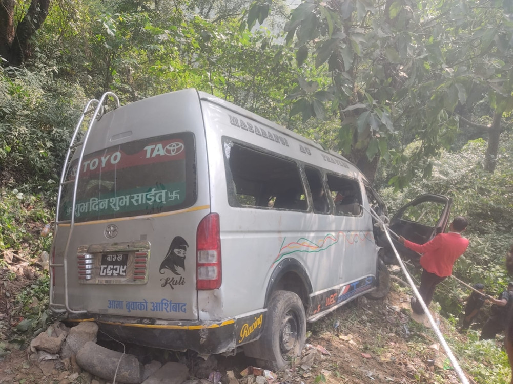 Accident in micro Nagadhunga going from Kathmandu to Chitwan, 20 people injured including 10 Indian citizens