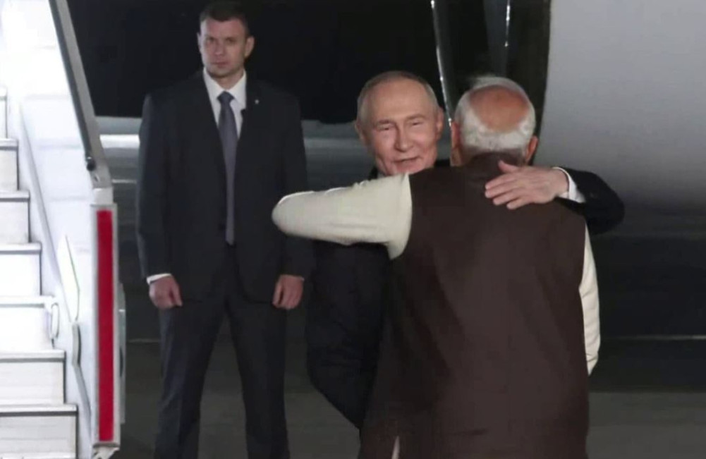 Russian President Putin in Delhi, Modi arrives at the airport to welcome him