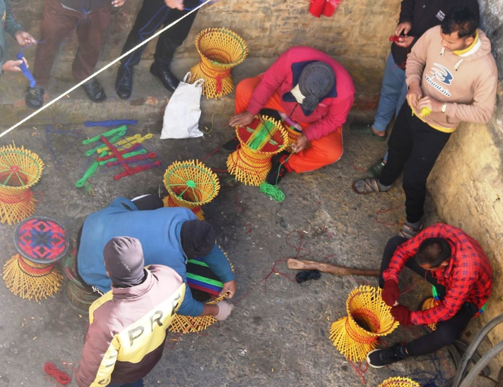 Prisoners earn income by weaving mudha