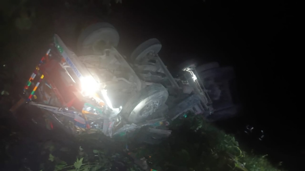 Driver killed, co-driver injured in truck accident in Hetaunda