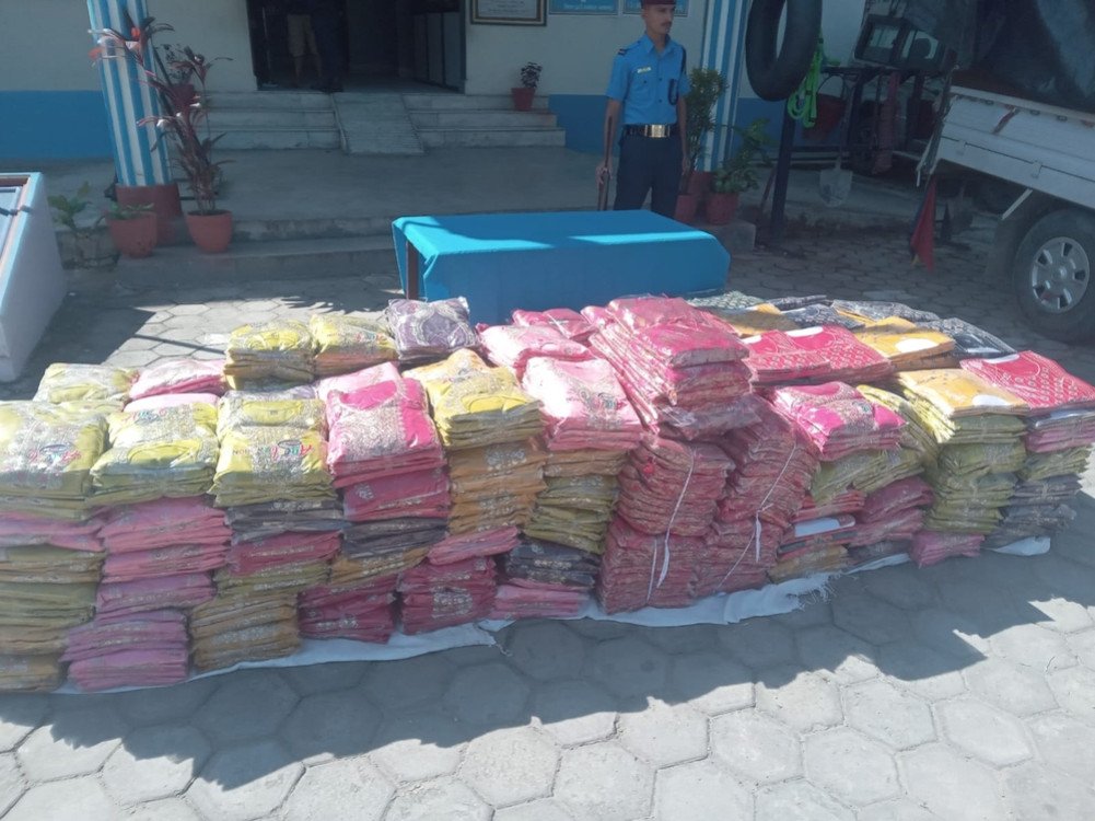 2 persons arrested with clothes and patka worth 34 lakhs