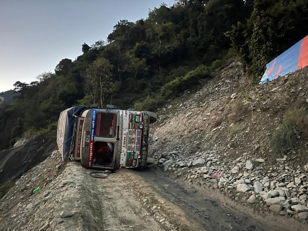 Kanti Lokpath blocked after truck overturns on the road