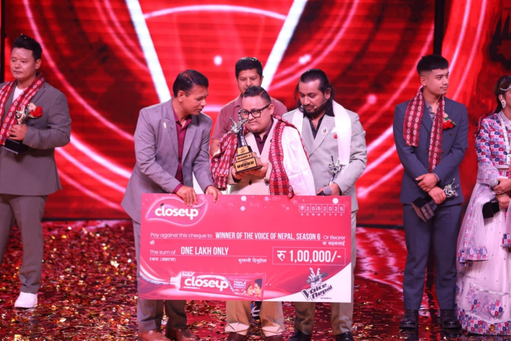 1 lakh prize of Close-up to Voice of Nepal winner Process Pandey
