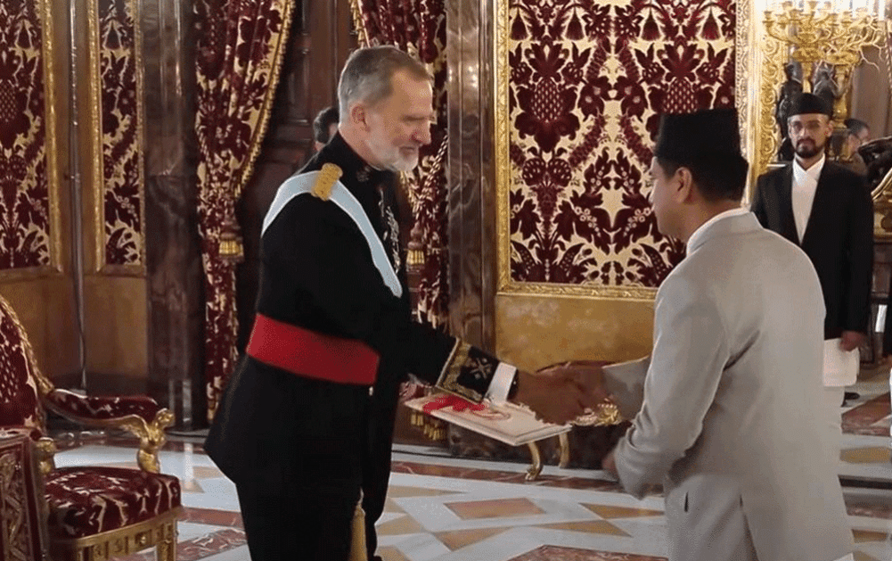 Certificate of Credential presented by the Ambassador of Nepal to Spain