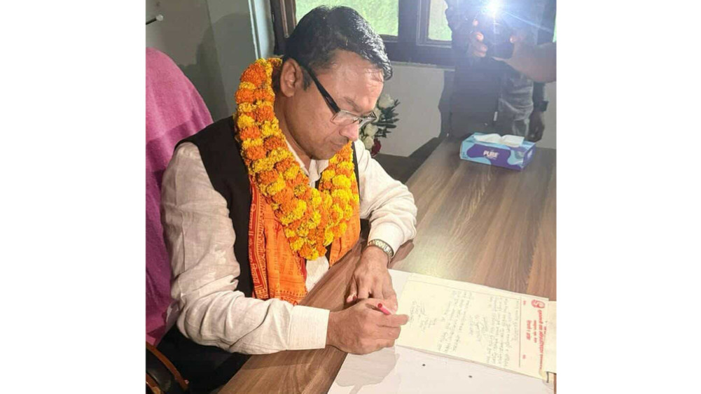 Supreme Court restrains Chief Minister who took oath in hotel