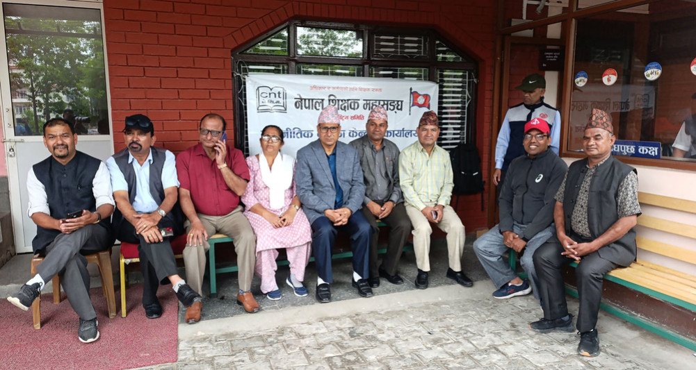 A sit-in at the office of the Unified Samajwadi by the Teachers' Federation