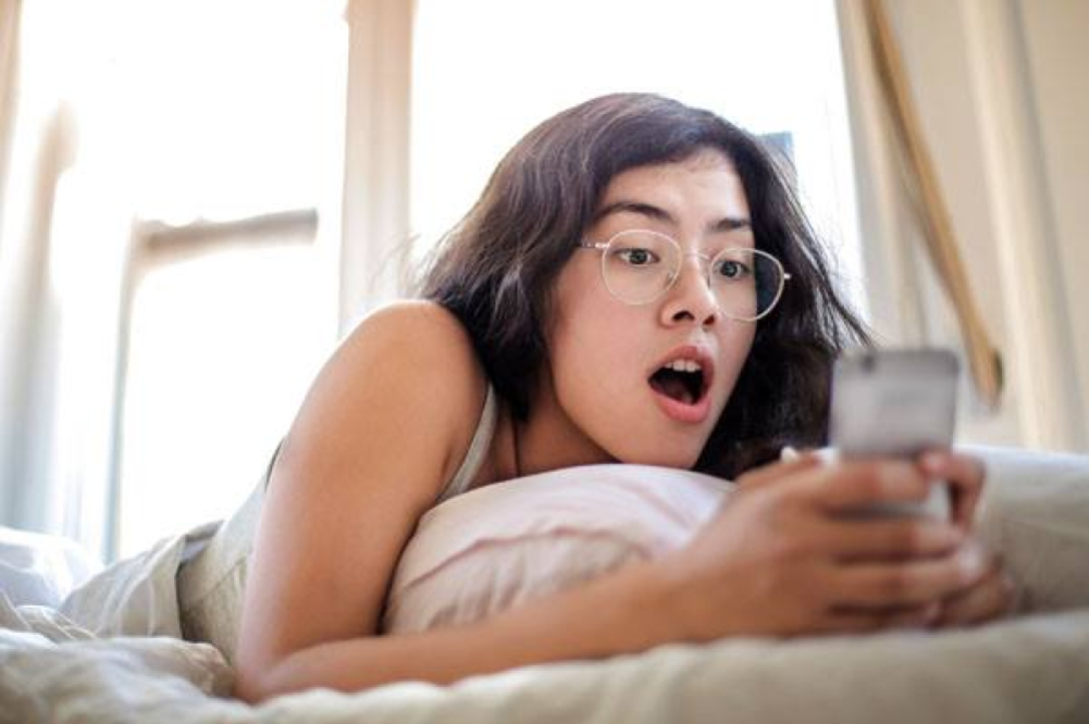 Looking at mobile phones in the morning increases these diseases