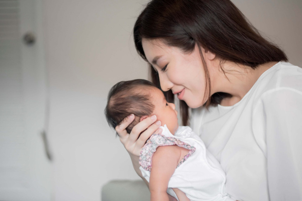 Risk of infection from kissing a newborn