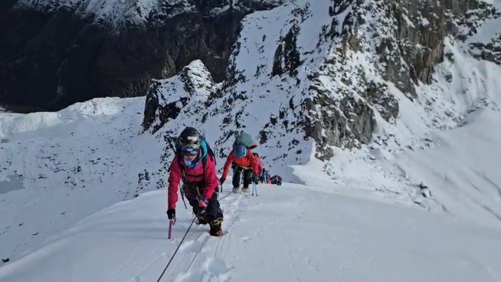 Avalanche near Yalung Ri base camp, tourists and guides lost contact