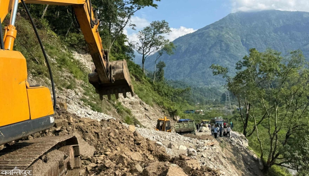 Landslide in Kharkhar, Besisahar-Chame road blocked