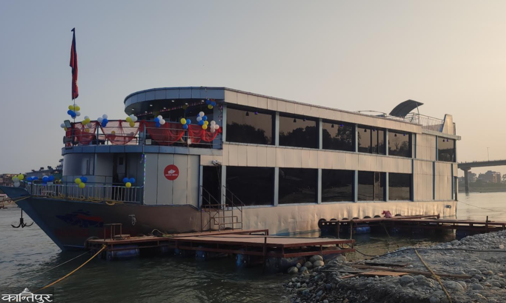 Cruise ship at new station