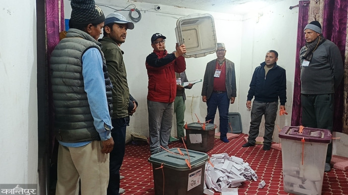Congress's initial lead in Bajura