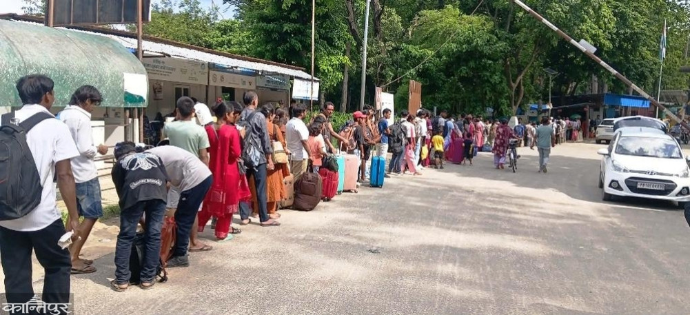 A rush of people entering India through the western border in search of work