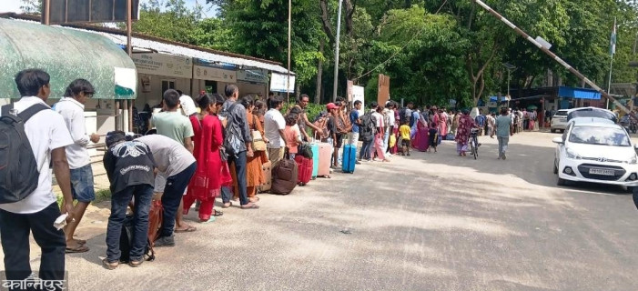 A stream of people entering India in search of work through the western border