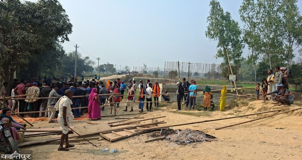 Protest at Sahaja River in Siraha: Passengers stranded as highway blocked since morning