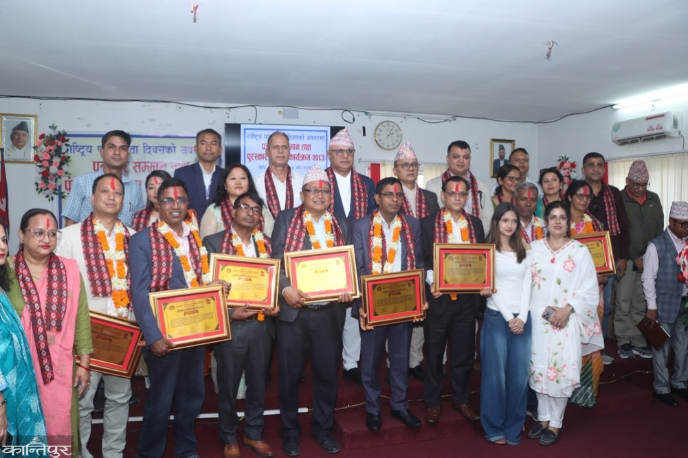 8 journalists from Koshi Province honored on National Journalism Day
