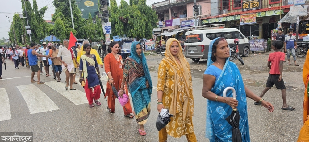 शोषण र अत्याचारविरुद्ध न्याय माग्दै न्यायको खोजीमा जनकपुरबाट सुरु भएको मिटरब्याजविरुद्धको पैदल मार्चमा सहभागीहरू सोमबार चन्द्रनिगाहपुर आईपुगेका छन् । २५ असारमा सुरु भएको यात्रामा सहभागीहरू लगातारको वर्षा र प्रशासनिक चुनौतीका बाबजुद काठमाडौंतर्फ दृढतापूर्वक अघि बढिरहेका छन् । आइतबार राति चन्द्रनिगाहपुरस्थित धर्मशालामा बसेका उनीहरू बिहानै काठमाडौंतर्फ लागेका हुन् ।