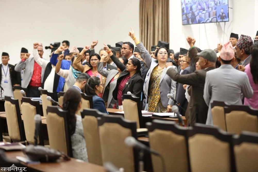A proposal to consider three bills is approved by a majority in the House of Representatives despite obstacles.