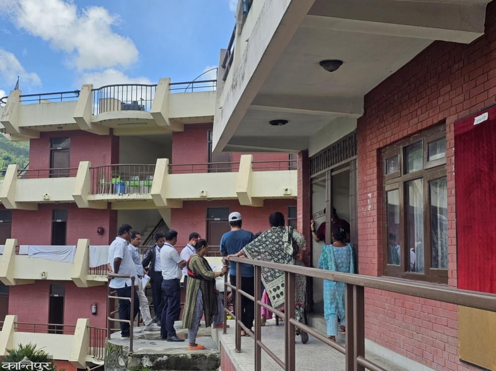 Squatters refuse to leave the holding center without being shown a relocation site
