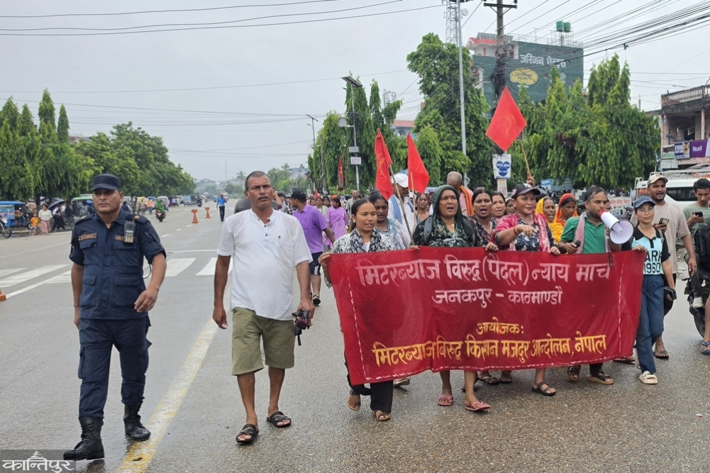 'वर्षौंदेखि मिटरब्याजको चक्रब्यूहमा फसेर घरबारविहीन हुने अवस्थामा पुगेका पीडितहरूले मौसमको प्रतिकूलताभन्दा न्यायको लडाइ ठूलो भएको अडान राखे ।'घामपानी र बाटोको जोखिम त केही दिनको मात्र हो तर मिटरब्याजीले दिएको पीडाले हामी जुनीभरि रोएका छौ,’ गरुडा–७ भिमडावर गाउँका ६२ वर्षीय भागवत लालले भने, ‘मलाई सडकमै बास बनाईदियो । अन्यायको पराकाष्ठ नाघेर महाजनले जग्गा समेत खाईदियो । न्यायको लागी सरकारको आखा खोल्न काठमाडौ जादै छु ।’