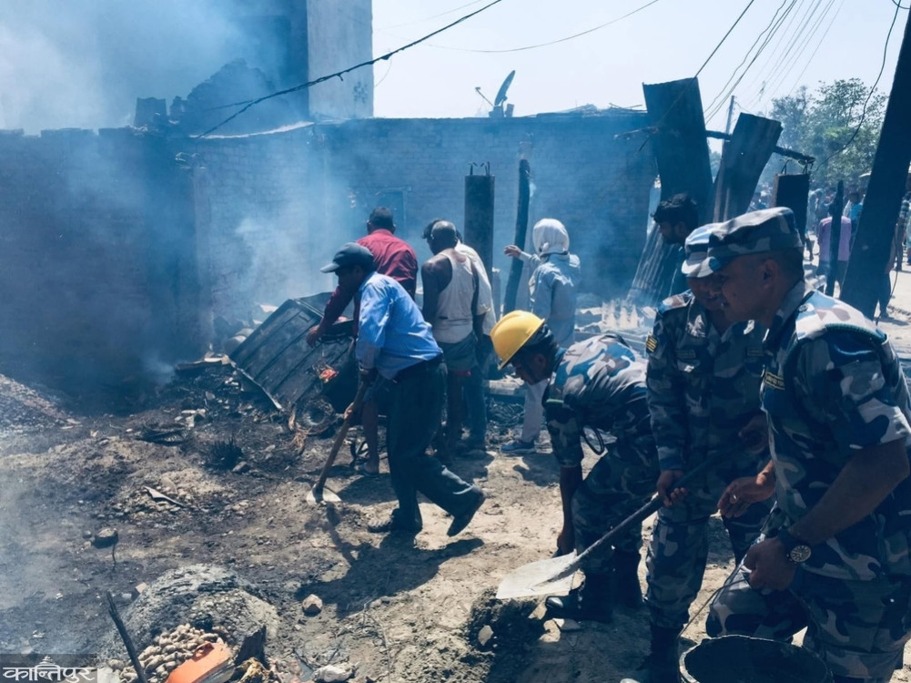 Fire spreads during garbage burning, burning 12 houses in Pratappur