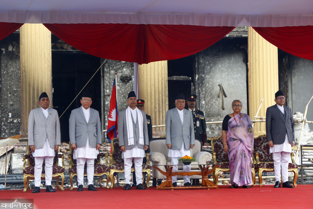 अन्तरिम सरकारका नवनियुक्त मन्त्रीहरुलाई ६ असोजमा राष्ट्रपति निवासमा राष्ट्रपति रामचन्द्र पौडेल पद तथा गोपनीयताको शपथ खुवाउँदै । तस्बिर : हेमन्त श्रेष्ठ/कान्तिपुर