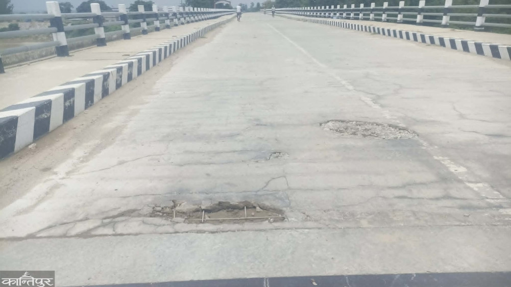 The bearing course of the Bhada Bridge has cracked, a letter has been sent to the contractor to repair it.