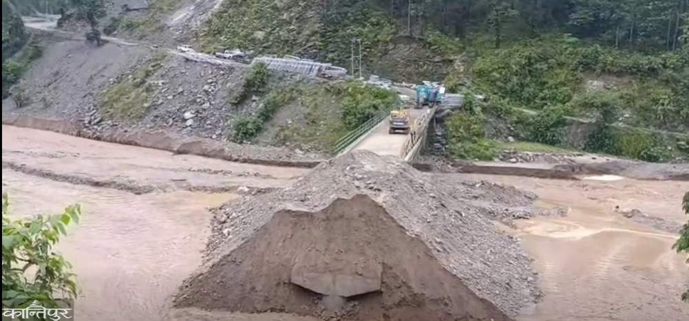 Floods and landslides cause damage in places, roads blocked