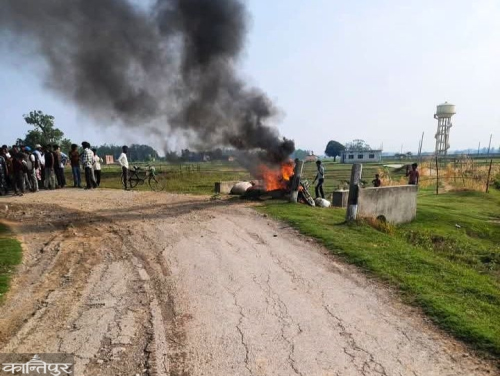 Set fire to own motorcycle with smuggled goods