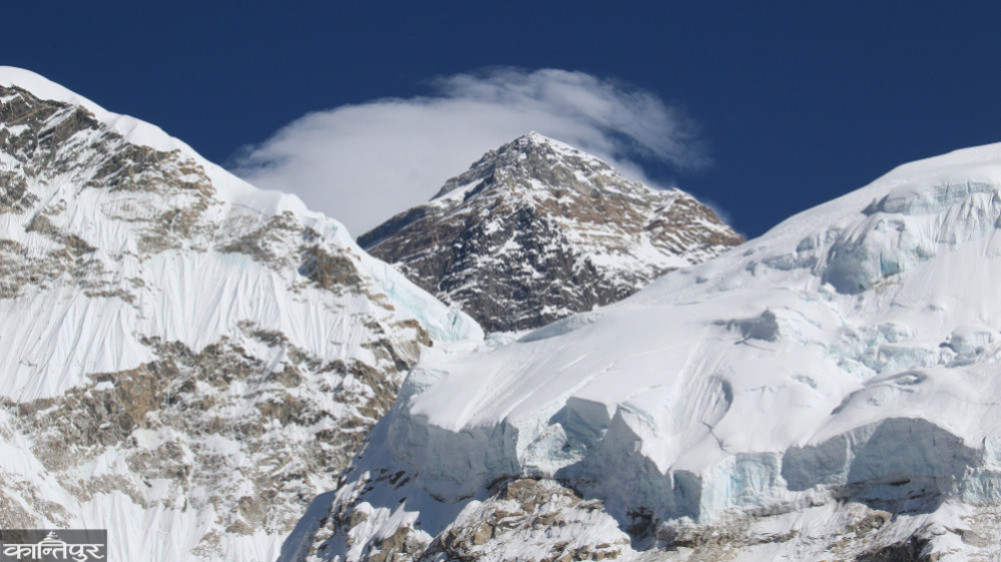 Rope-fixing team reaches the summit of Everest, first ascent of the season