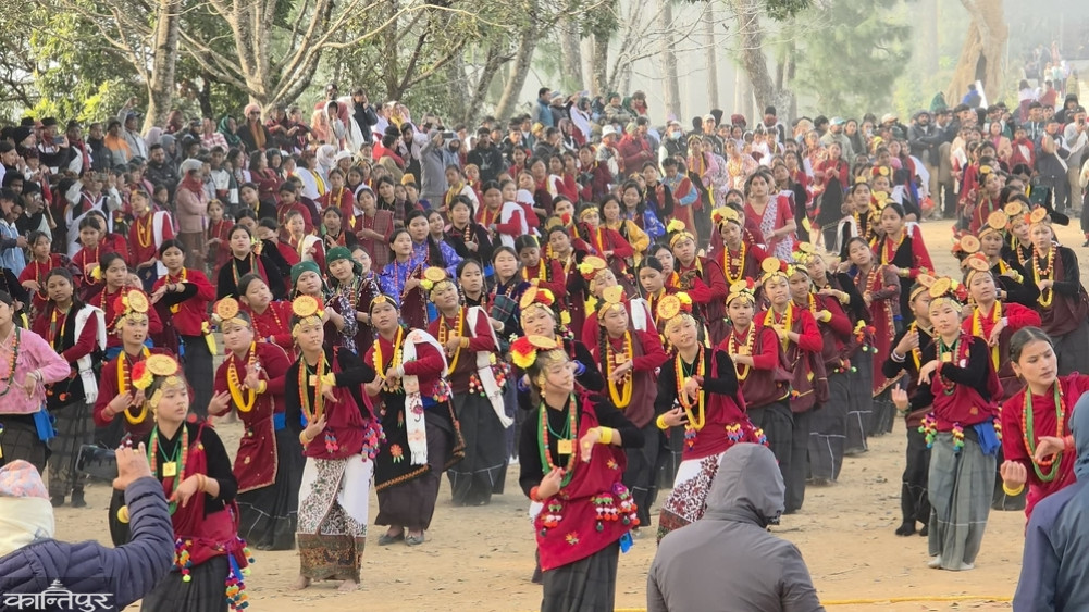 A group dance of over 1,000 people to set a world record for Chudka/Kaura