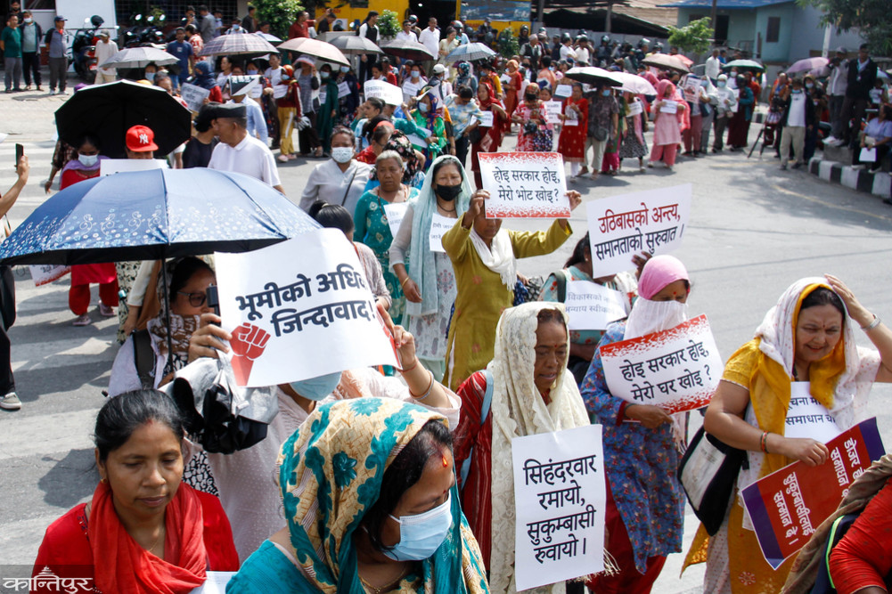The Government from the Perspective of Squatters