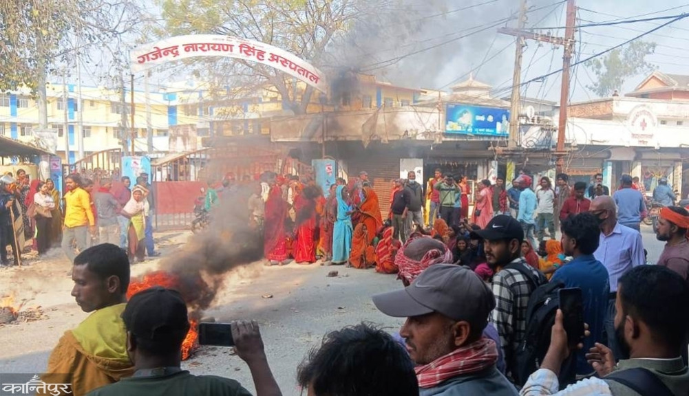 Protest in front of hospital alleging death of newborn due to doctor's negligence