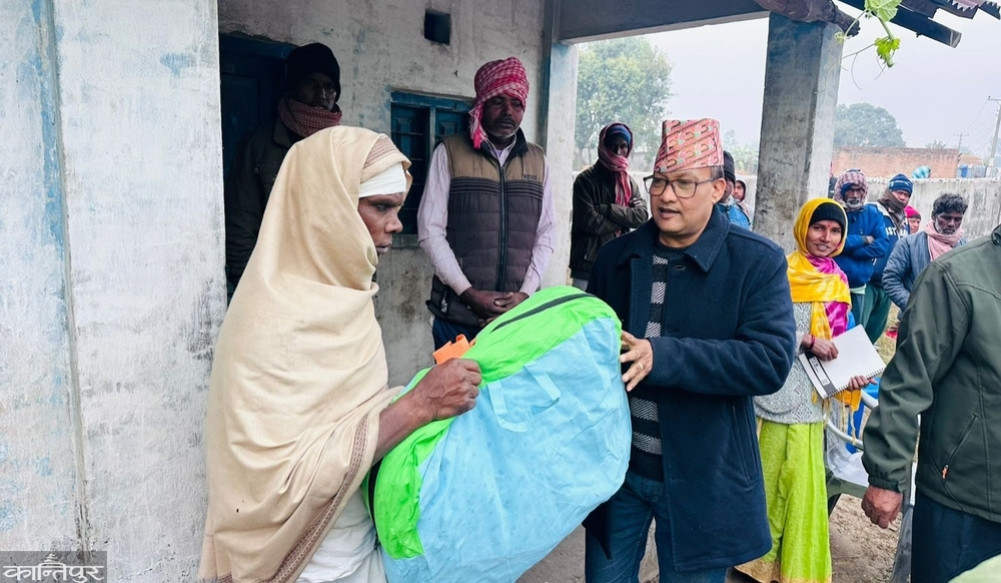 Lahan Municipality distributes blankets to poor and Dalit settlements