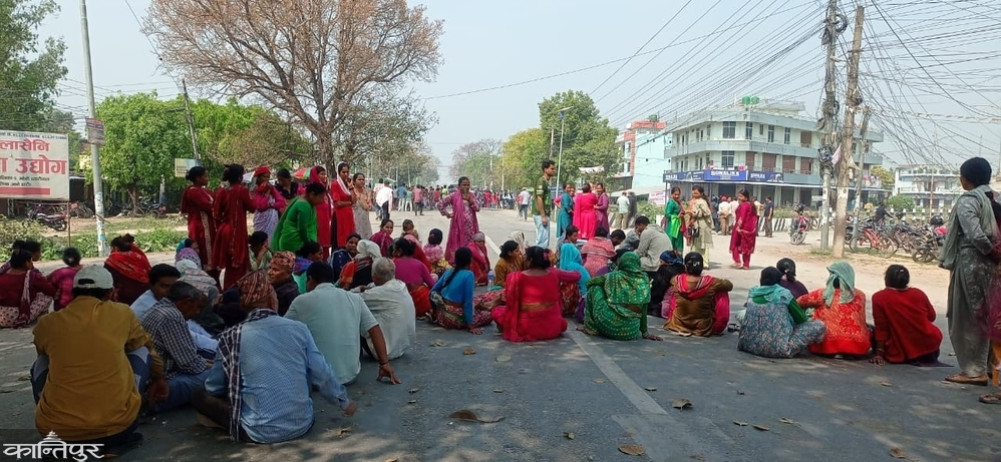 Relatives of the deceased block highway, demanding investigation into accident and compensation
