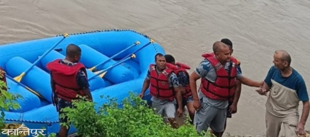 Rescue of people stranded on an island in the Mahakali River