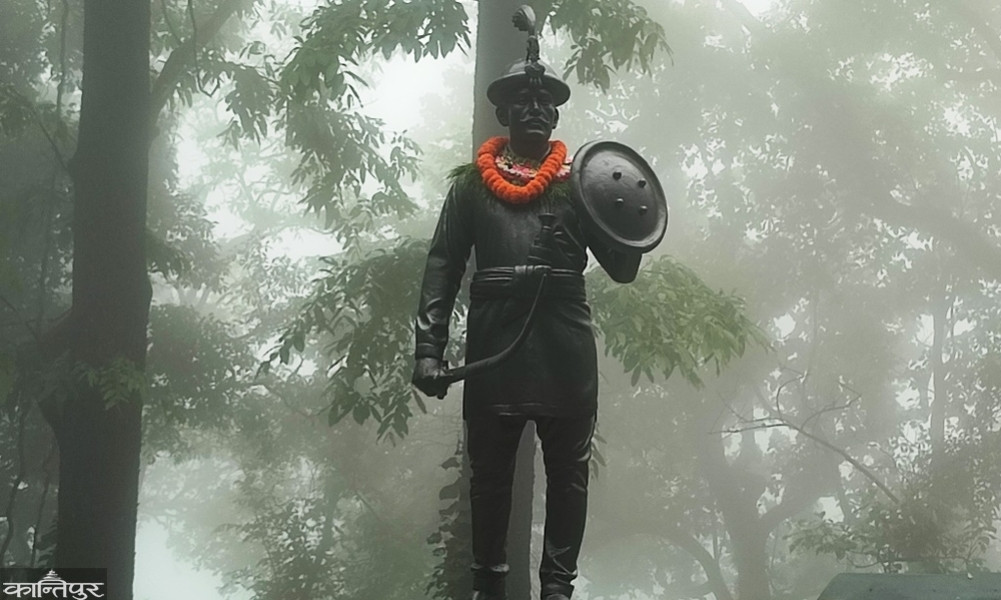 A statue of Abhiman Singh erected at Someshwargadhi