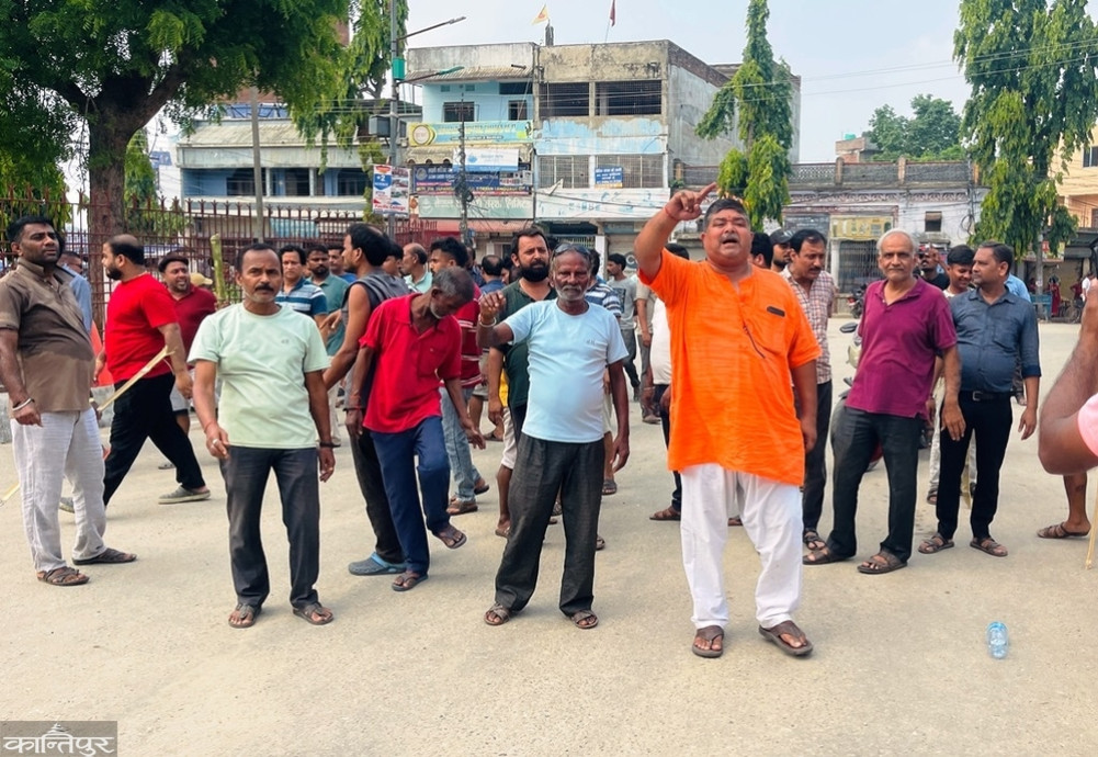 Police break lock on Rajbiraj Municipality, protesting businessmen close market