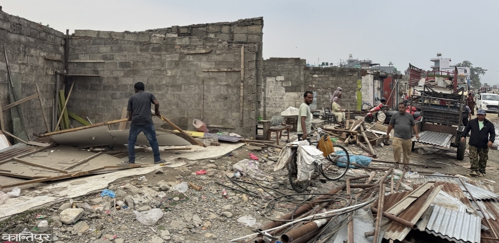Traders remove 52 stalls from Amar Singh Chowk themselves, deadline looms at Prithvi Chowk