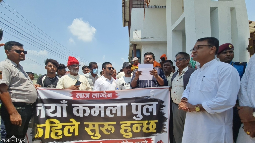 Province Assembly surrounded, demanding construction of Kamala Bridge