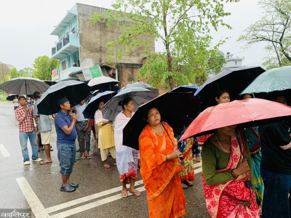 Despite the rain, the protests of Sukum residents did not stop.