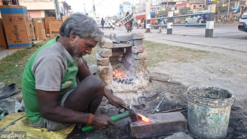 ”Blowing with the mouth makes the breath swell, a fan is needed to provide air to burn coal.”