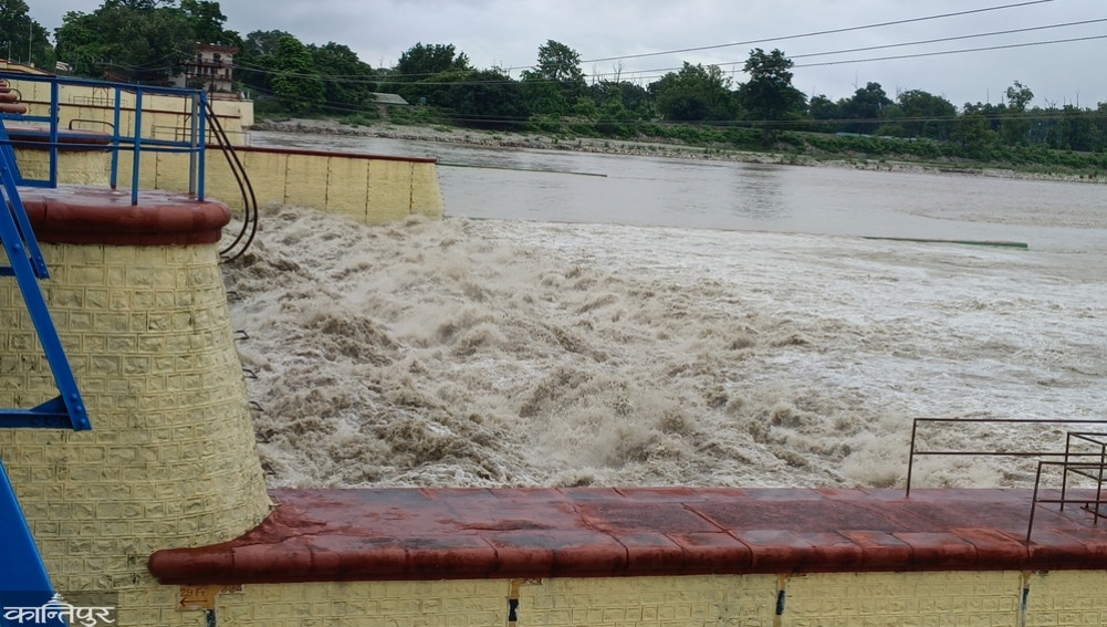 Mahakali water level exceeds 124,000 cusecs, four-wheeler operation banned