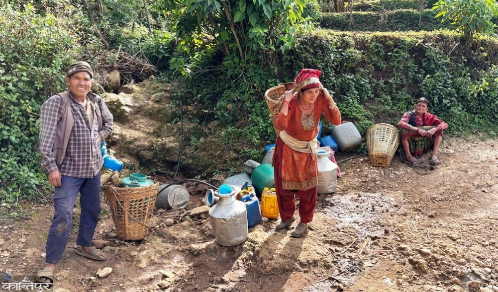 Lift drinking water supply has been incomplete for 5 years, locals walk for an hour to carry water