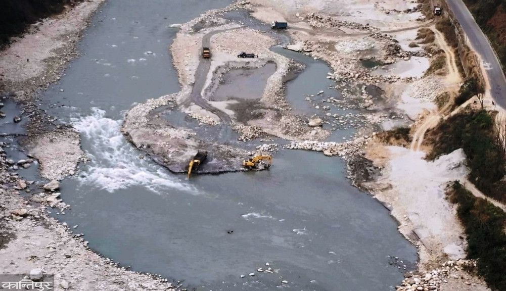 Exploiting river resources by using excavators in Kaligandaki