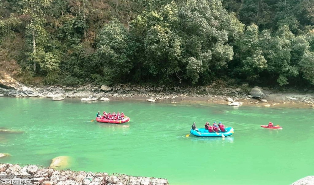 Crowds of people rafting on Bhotekoshi-Sunkoshi in winter