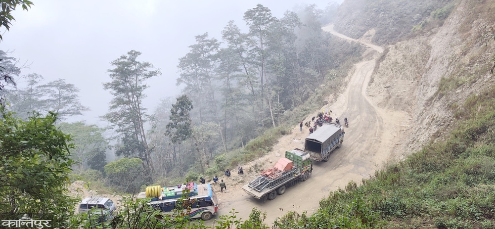 Bhedetar-Namje road blocked since Friday due to dry landslides