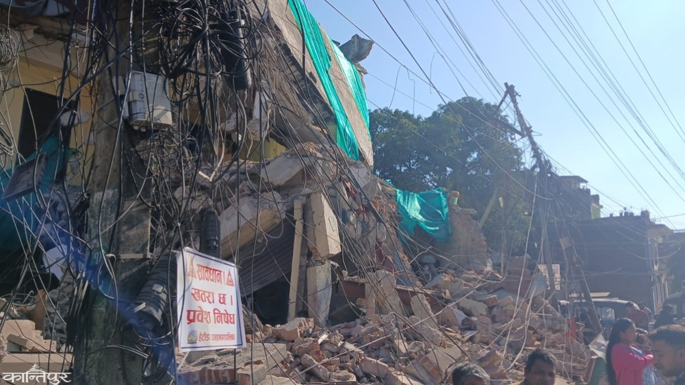 Hetauda market in chaos as demolished houses and towers are not removed