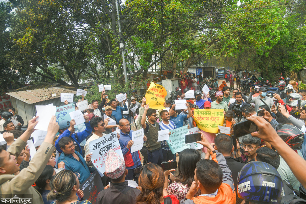 Demonstration questioning government processes